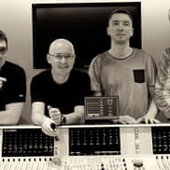  Marcin Wasilewski Trio & Joakim Milder