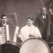 Ivanka Georgieva (centre) with Ensemble Kostika