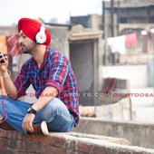 Diljit with iPhone 5.jpg