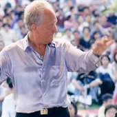 Anthony Camden conducting the Bangkok Symphony Orchestra in Lumpini Park, Bangkok