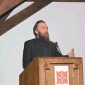 Aleksandr-Dugin-makes-his-speech-at-the-TeKoS-colloquium-Welk-Europa-morgenWhat.jpg