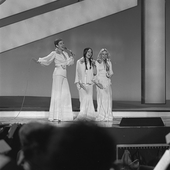 Eurovision_Song_Contest_1976_rehearsals_-_Israel_-_Chocolat,_Menta,_Mastik_11.png