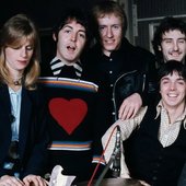Paul-McCartney-Wings-1974.jpeg
