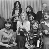 Pussycat banda holandesa [Pussycat Group presented with the Conamus Award in 1977]