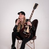 Meg Pfeiffer with E-Guitar