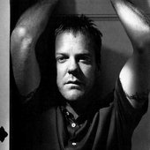 Kiefer-Sutherland-35259577-535-600.jpg