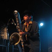 Pedro blaast de bassax