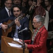 Maria Bethânia canta o hino nacional na posse de Barroso na presidência do STF