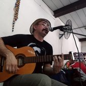 Diego y guitarra.jpg