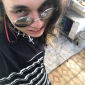 kobori sorrindo