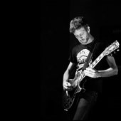 Michael_Gallagher,_B&W,_Guitar_—_Isis_@_Wagenhallen,_Stuttgart,_2009-07-09.jpg