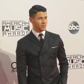 Nicki Jonas no Red Carpet do American Music Awards 2014