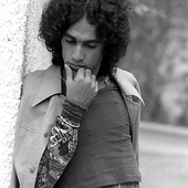 Caetano Veloso - Foto de 1972 - Foto acervo Web - Autor não mencionado.png