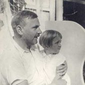 Othmar Schoeck mit Tochter Gisela im September 1935. Schoeck verbrachte den Spätsommer auf dem Weidhof bei Männedorf, wo er an der Oper Massimilla arbeitete. Die Tochter Gisela wurde im Mai 1932 geboren.