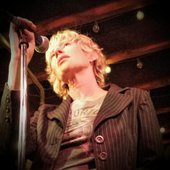 Sally_Timms_performing_with_the_Mekons_at_the_Hideout,_Chicago,_IL_on_2015.07.13.jpg