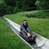 Sari auf einer Sommerrodelbahn