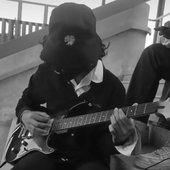Blackyblackybird playing his blacky blacky guitar