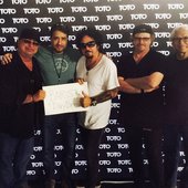 Sırasıyla; David Paich, Bahadır, Steve Lukather, Joseph Williams, Steve Porcaro