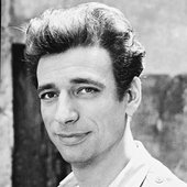 Yves Montand, jeune et sans coiffeuse