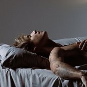 ༒