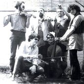 Eberhard Kranemann (oben, zweiter v. links), und Florian Schneider-Esleben (oben, zweiter v. rechts), mit der Gruppe Pissoff, 1967