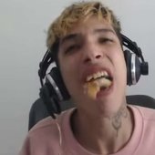 Fuuba comendo hamburguer