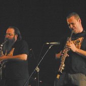 Quentin Rollet et Akosh Szelevenyi au concert de soutient au GISTI (decembre 2001)