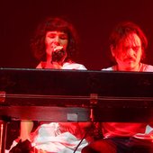 1280px-The_Dø_en_concert_à_Nantes_en_décembre_2015.jpg