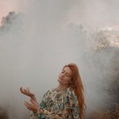 Florence no meio do mato com fumaça