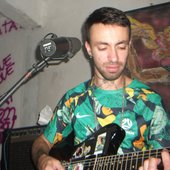 vitor brauer pensativo olhando pra um acorde de mi menor