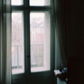 Ich schau ständig aus dem Fenster, um zu sehen, ob die Sonne scheint (rough)