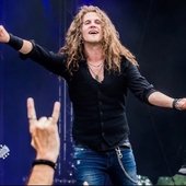 Nils Molin (vocals)