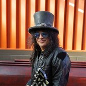 206727840_Slash-with-his-Gibson-ES-335---Photo-credit-Gene-Kirkland_t800.jpg