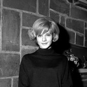 13.12.1962._Queralto_coiffe_Sylvie_Vartan._(1962)_-_53Fi3120_(cropped).jpg