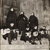 O Coimbra Quintet na Sé Velha, foto promocional, 1957: António Portugal/Jorge Godinho (gg); Manuel Pepe/Levi Baptista (vv); Luiz Goes/Sutil Roque/Machado Soares (cantores)