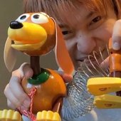 Mega Shinnosuke loves Slinky