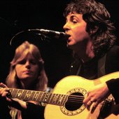 Paul_McCartney_with_Linda_McCartney_-_Wings_-_1976_(cropped).jpg