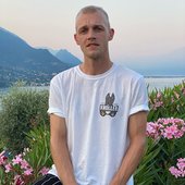 Milan Knol (met merch)