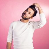 Agoney en una sesión fotográfica con Eleazar