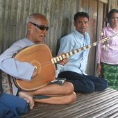 Kong Nay playing the chapei dong veng, Phnom Penh, 2007