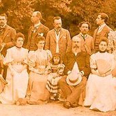 Photo de famille chez les Lavallйe, dans leur demeure de Segrez, а Saint-Sulpice-de-Faviиres (Essonne), vers 1896.