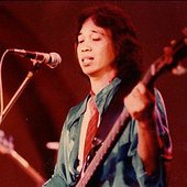 Chrisye bermain Bass pada sekitar tahun 70an.