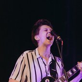 Aline Peixoto toca no projeto MANA MÚSICA