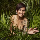 27868011-jasmin-herren-bei-einem-pressefoto-inmitten-von-pflanzen-2noAK4eDQ0ec.jpg