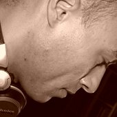 Sepia/ Kopfhörer