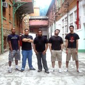 Da esquerda pra direita: Jorge Jr. (bateria), Mike X (guitarra), R-VOX (vocais), Jota C. (guitarra/teclados) e Drones (baixo).