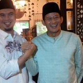 ahmad-dhani-mendatangi-kediaman-orangtua-polisiti-sandiaga-uno_20160325_221828.jpg