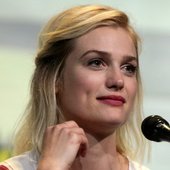 Alison_Sudol_by_Gage_Skidmore_(2).jpg