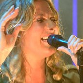 June Noa LIVE @ DWDD