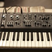 Sintetizador utilizado pelo duo.